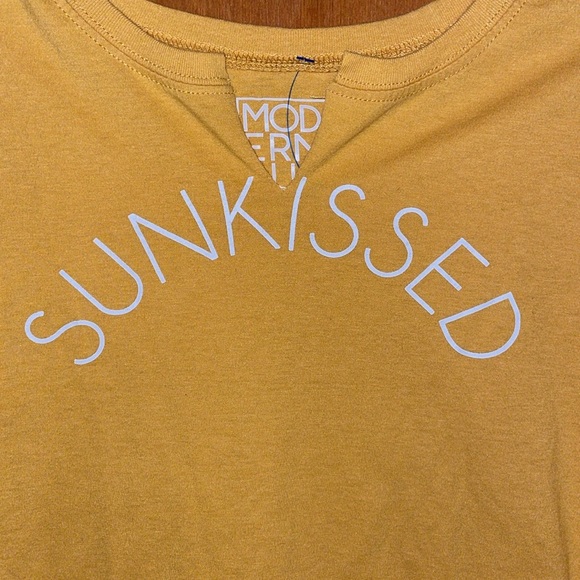 •MODERN LUX•"SUNKISSED" MUSTARD SPLIT SCOOPNECK RAW EDGE TRIM TOP SIZE MEDIUM - Picture 4 of 7